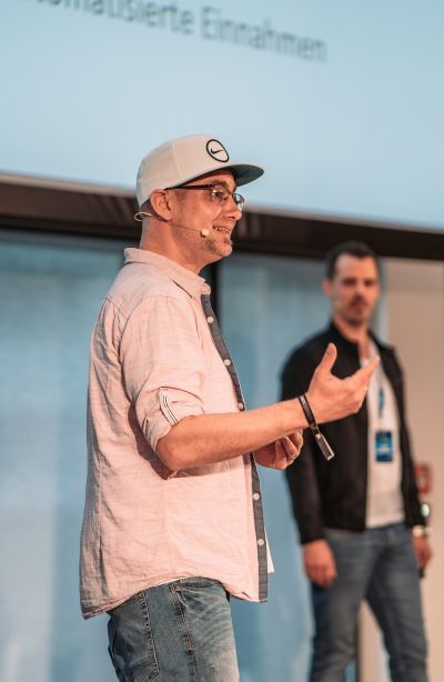 Pascal Schildknecht bei einem Vortrag auf der Bühne